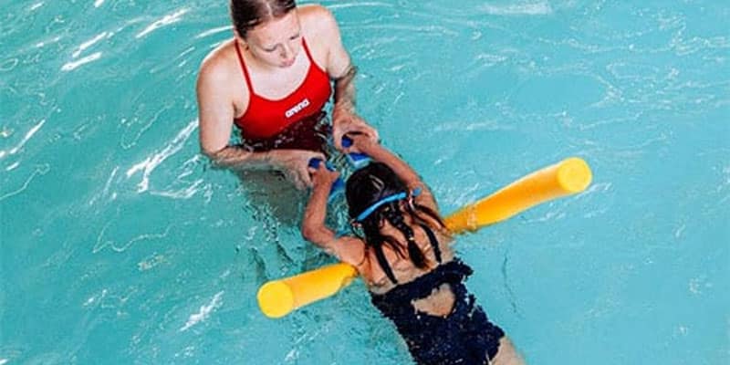 kind krijgt privé zwemles